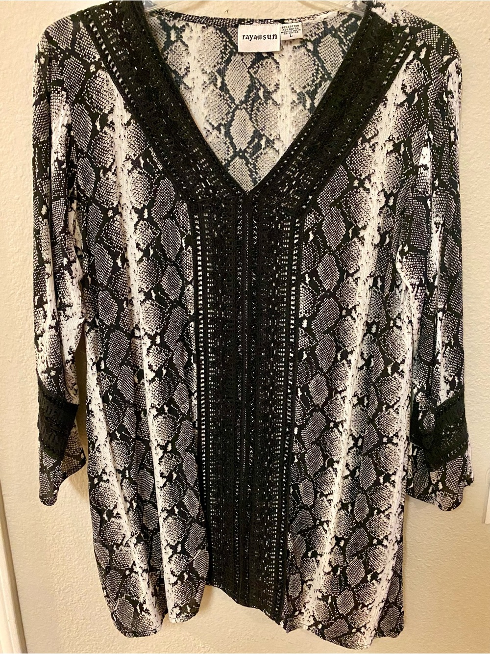 Raya Sun Black & White Snake Print V-Neck Tunic - Size L - EUC!